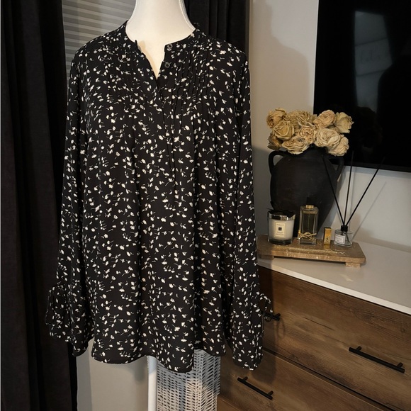 Kenneth Cole Tops - Kenneth Cole Black and White Floral Blouse